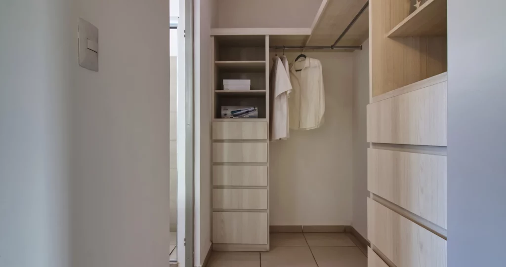 Provenza_closet_2304x1217