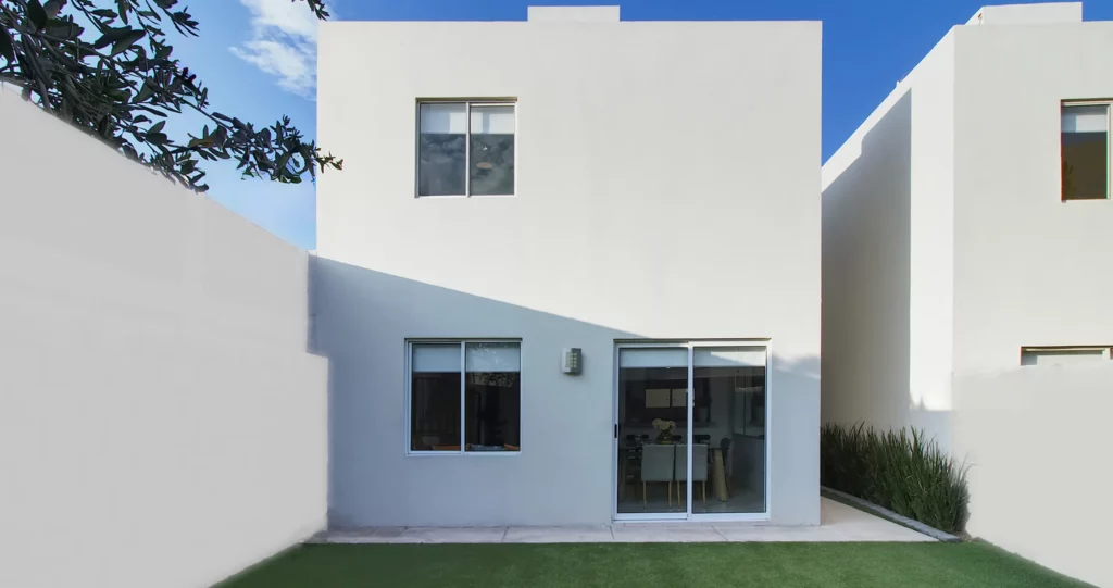 Provenza_patio_2304x1217