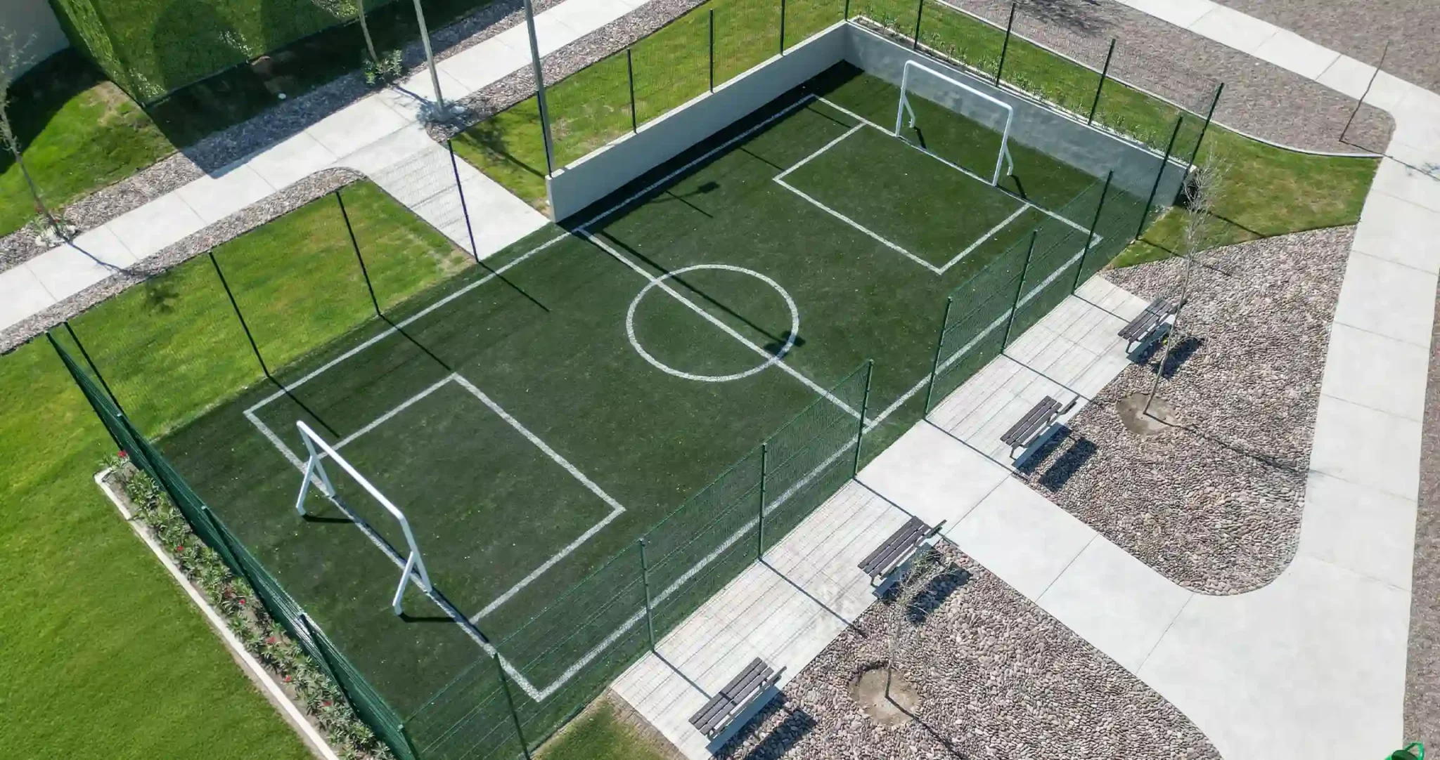 alba-residencial-cancha-de-pasto-amenidad