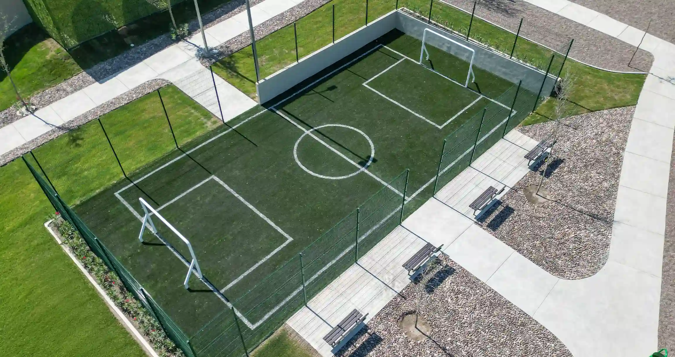 alba-residencial-cancha-de-pasto-amenidad